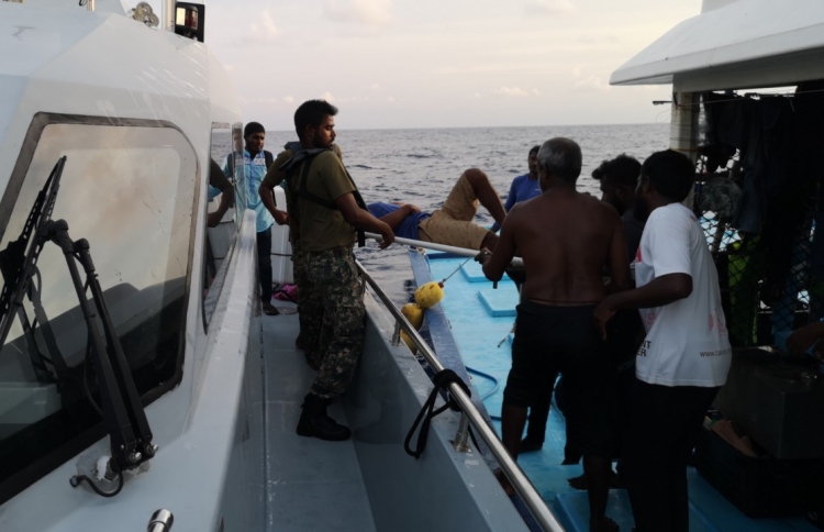 ކަނޑުމަތީ ހާލުދެރަވި މަސްވެރިއަކަށް ސިފައިން އެހީވެއްޖެ