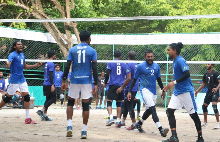 ބަޓިސް އެނބުރި އައިސް ބަނޑޮސް މޮޅުކޮށްދީފި