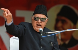(FILES) In this file photo taken on April 15, 2019 former Jammu and Kashmir chief minister Farooq Abdullah (C) speaks during an election campaign in Srinagar. - A former Jammu and Kashmir chief minister seen as being pro-India has been formally arrested under a law allowing him to be held for up to two years without charge, authorities said September 17. (Photo by Tauseef MUSTAFA / AFP)