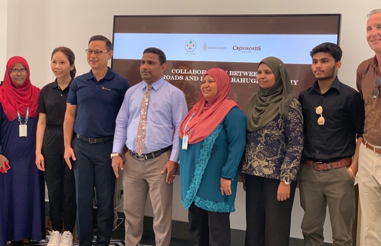 ޓޫރިސްޓުންނަށް ދިވެހި ބަސް ކިޔަވައިދެނީ