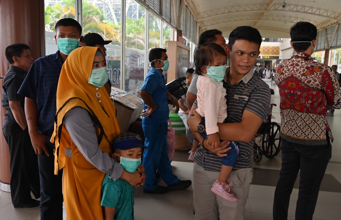 އިންޑޮނީޝިއާގެ ޖަންގަލިތަކުގައި ރޯވެފައިވާ އަލިފާނުގެ ސަބަބުން އެ ގައުމުގެ ރިއާު ޕްރޮވިންސްގައި ބަޔަކު މާސްކް އަޅައިގެން. --ފޮޓޯ:އޭއެފްޕީ