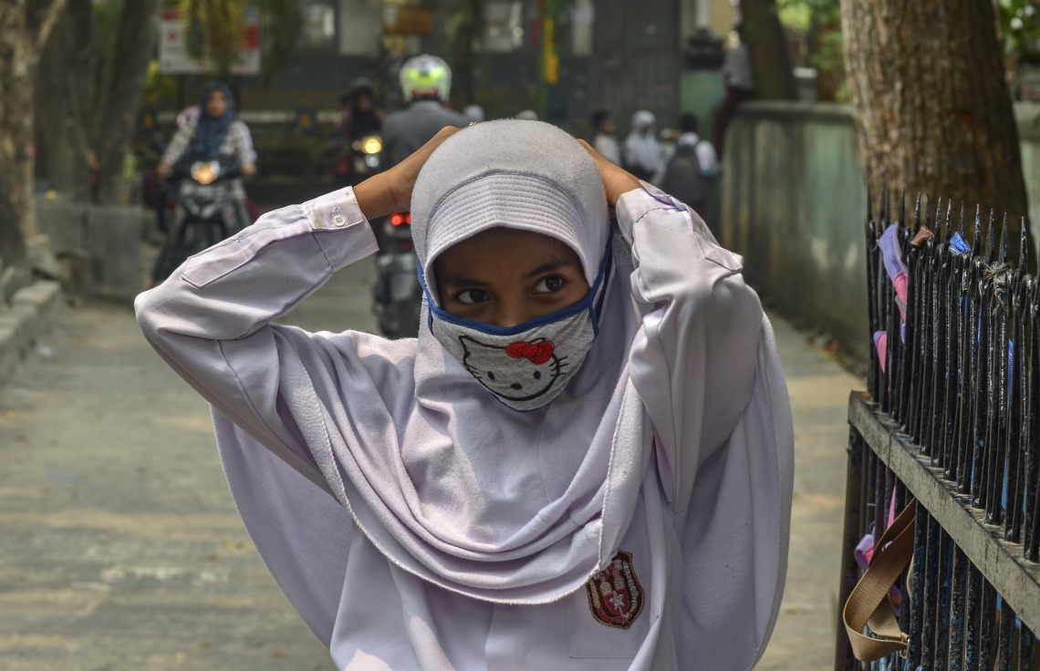 އިންޑޮނީޝިއާގެ ޖަންގަލިތަކުގައި ރޯވެފައިވާ އަލިފާނުގެ ސަބަބުން އެ ގައުމުގެ ރިއާު ޕްރޮވިންސްގައި ސްކޫލް ކުއްޖަކު މާސްކް އަޅައިގެން. --ފޮޓޯ:އޭއެފްޕީ