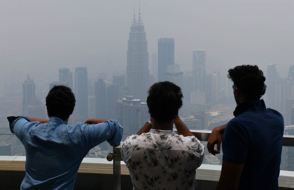 މެލޭޝިއާގެ ކުއާލަ ލަމްޕޫރުގެ ޖައްވުގައި ދުންބޯވެފައިވާ މަންޒަރު ޓޫރިސްޓުންތަކެއް ބަލަނީ. --ފޮޓޯ:އޭއެފްޕީ