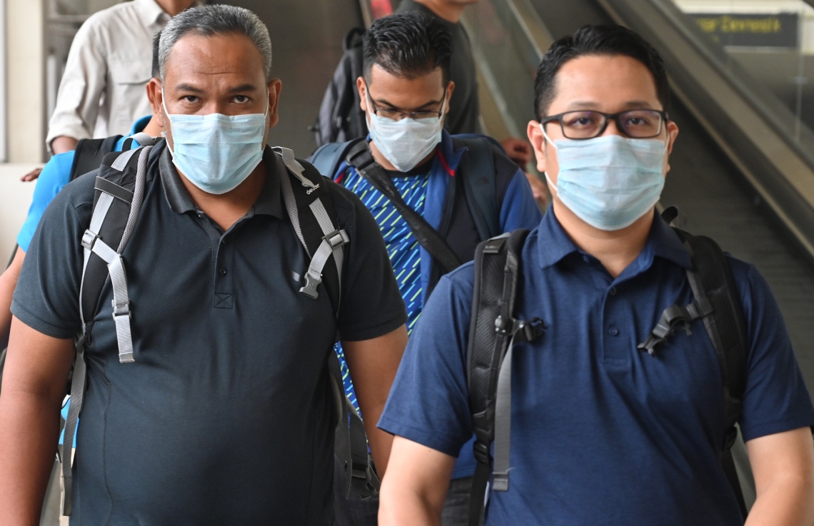 އިންޑޮނީޝިއާގެ ރިއާއު ޕްރޮވިންސްގެ ބަޔަކު ދުމުން ސަލާމަތްވުމަށް މާސްކް އަޅައިގެން. --ފޮޓޯ:އޭއެފްޕީ