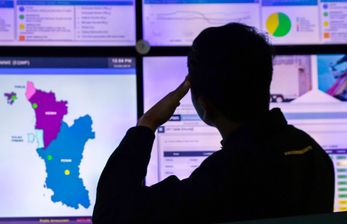 ޕުތުރާޖާގެ އެއާ ކޮލިޓީ މޮނިޓާރިން ސްޓޭޝަނުގެ މުވައްޒަފަކު ދުން ބޯވެފައިވާ ސަރަހައްދުތަކުގެ މެޕް ބަލަނީ. --ފޮޓޯ:އޭއެފްޕީ