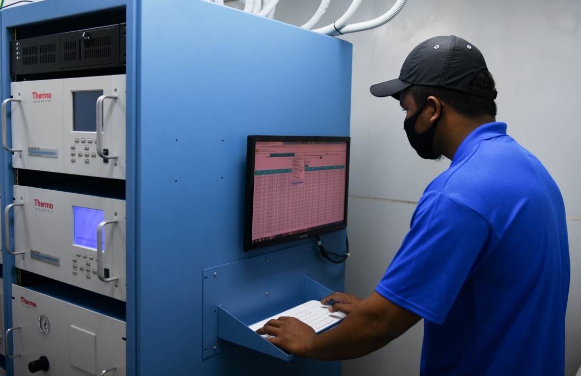 ޕުތުރާޖާގެ އެއާ ކޮލިޓީ މޮނިޓާރިން ސްޓޭޝަނެއްގައި މީހަކު ލޮގްތައް އެނަލައިޒް ކުރަނީ. --ފޮޓޯ:އޭއެފްޕީ