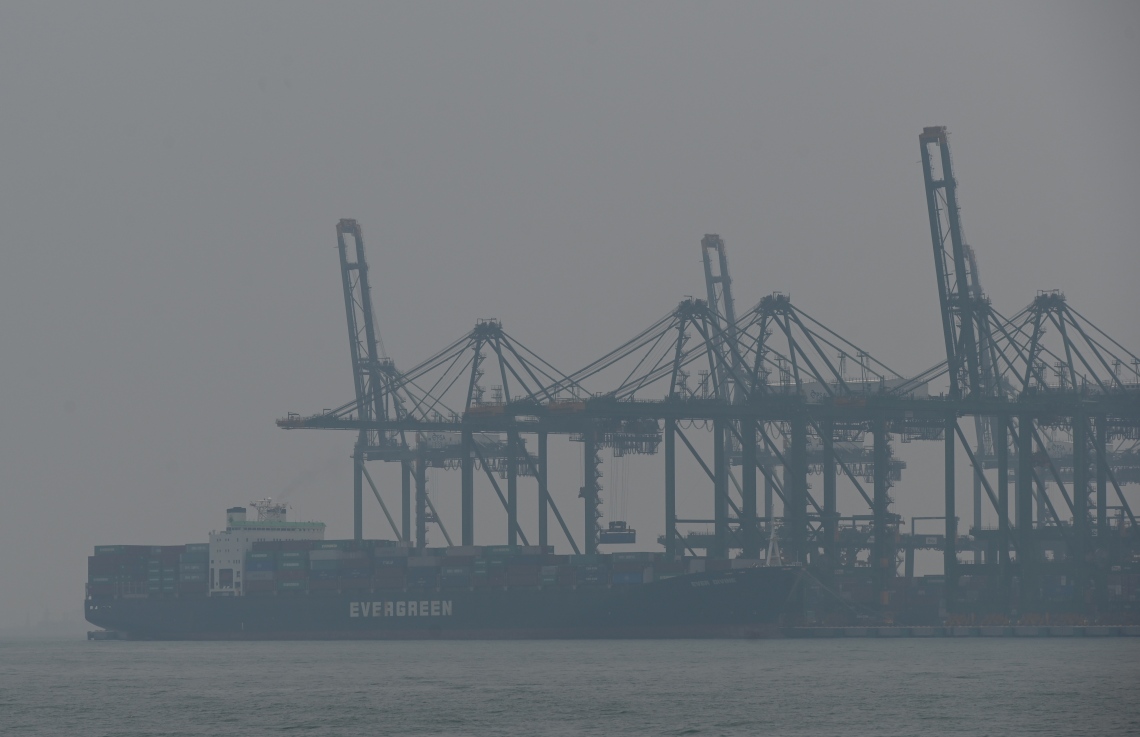 އިންޑޮނީޝިއާގެ ޖަންގަލިތަކުގައި ރޯވެފައިވާ އަލިފާނުގެ ސަބަބުން ސިންގަޕޫރުގެ ވެސްޓް ކޯސްޓް ކޮންޓެއިނާ ޓާމިނަލްގައި ދުންބޯވެފައި. --ފޮޓޯ:އޭއެފްޕީ