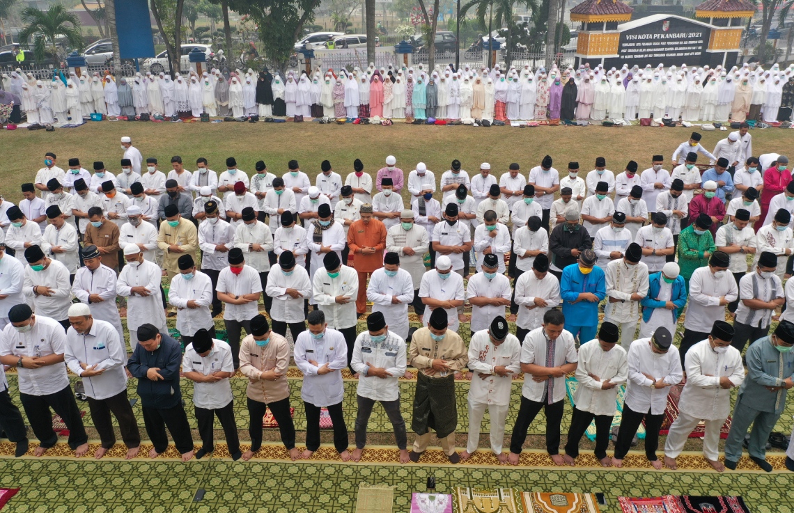 ވާރޭ ނުވެހި ފެނަށް ޖެހި ގިނަ ދުވަސްވާތީ، ވާރެއް ވެއްސަވާތޯ ﷲ ގެ ހަޟްރަތުގައި ދުއާ ދެންނެވުމަށް، އިންޑޮނީޝިއާގެ ރިއާއު ޕްރޮވިންސްގައި އިސްތިސްގާ ނަމާދު ކުރަނީ. --ފޮޓޯ:އޭއެފްޕީ