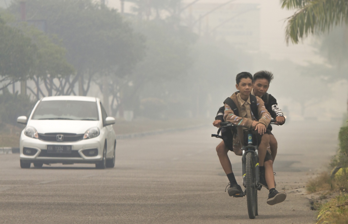 އިންޑޮނީޝިއާގެ ޖަންގަލިތަކުގައި ރޯވެފައިވާ އަލިފާނުގެ ސަބަބުން މެލޭޝިއާގެ ކަލިމަންޓަންގައި ދުންބޯވެފައި. --ފޮޓޯ:އޭއެފްޕީ