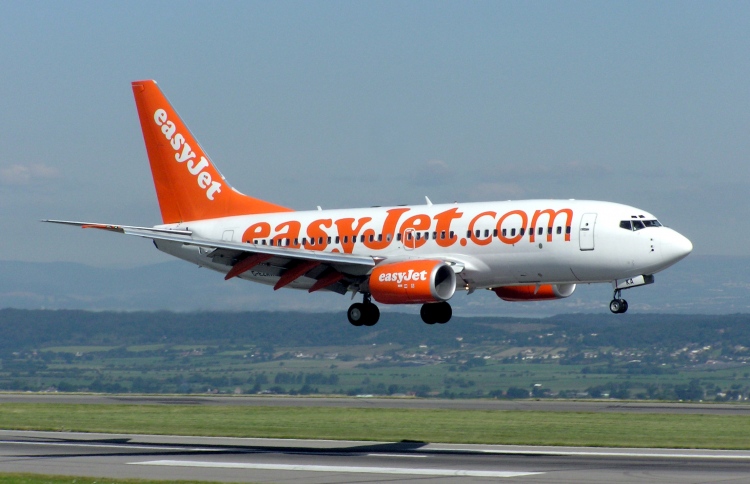 ކެޓި ފްލައިޓް އަތުޖެހޭތޯ ރަންވޭގައި ދުވުމުން ޖޫރިމަނާ