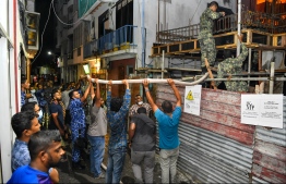 Bystanders seen assisting security forces as they attempt to control the fire which erupted in the Henveiru Ward of capital city Male'. PHOTO: HUSSAIN WAHEED / MIHAARU
