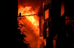 The blaze that broke out at Fehi Aabaadhu residence spread quickly to nearby houses. PHOTO: HUSSAIN WAHEED/ MIHAARU
