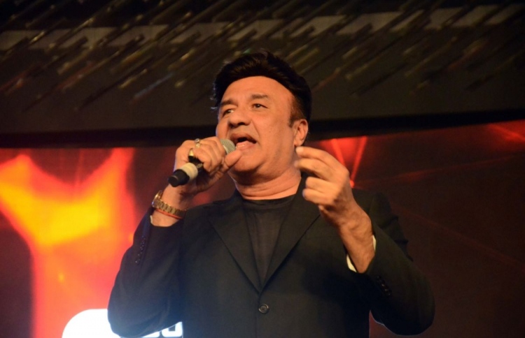 އަނޫ މަލިކް އަލުން "އިންޑިއަން އައިޑޮލް" އަށް