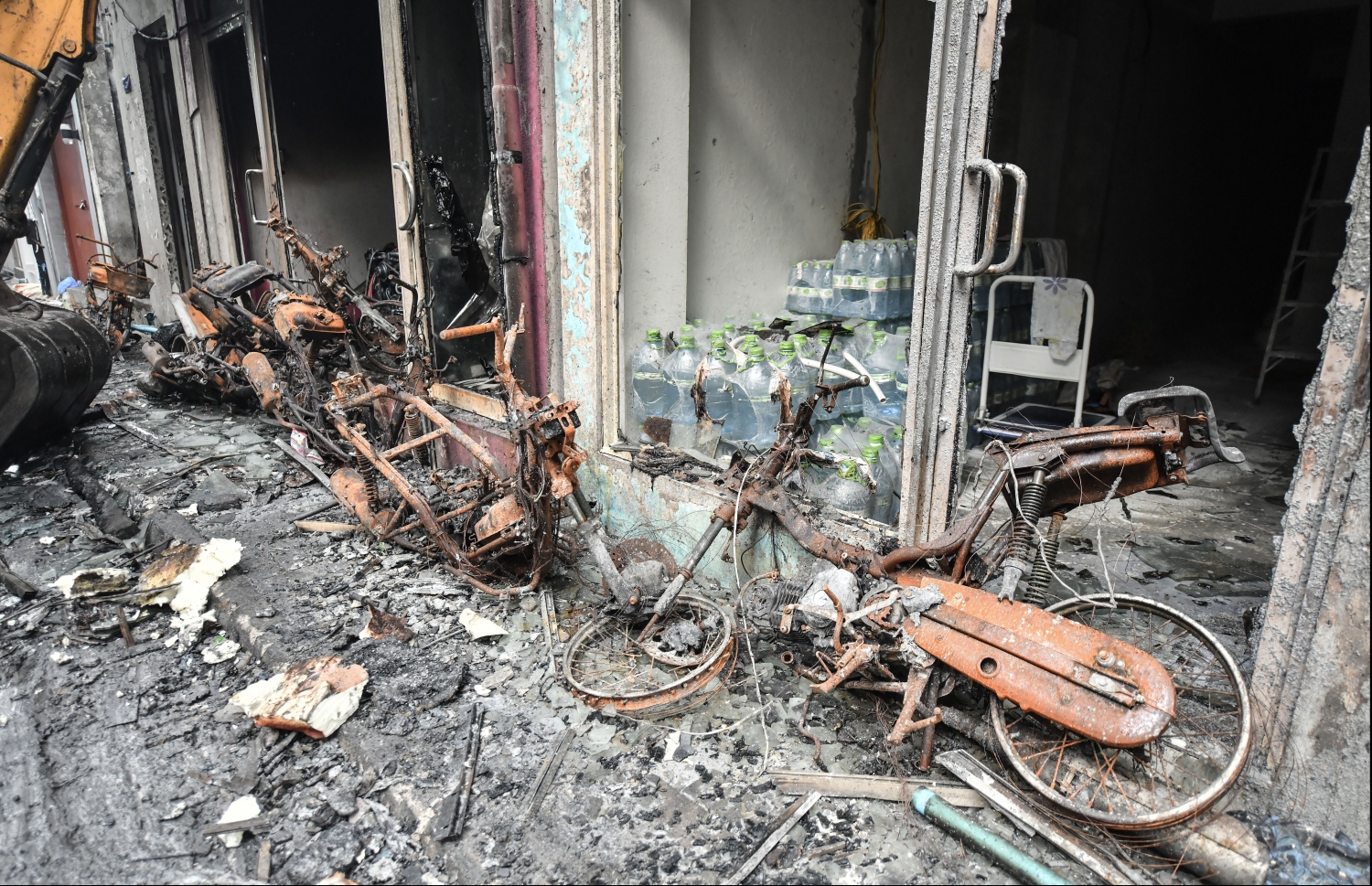 މިދިއަ ހުކުރު ދުވަހުގެ ރޭ ހިނގި އަލިފާނުގެ ހާދިސާގައި އަނދާފައިވާ ސައިކަލްތަކެއް: ތާޑް ޕާޓީ އިންޝުއަރެންސް އަކުން މިކަހަލަ ގެއްލުންތައް ކަވަރެއް ނުކޮށްދޭ --ފޮޓޯ: ހުސއިން ވަހީދު/މިހާރު