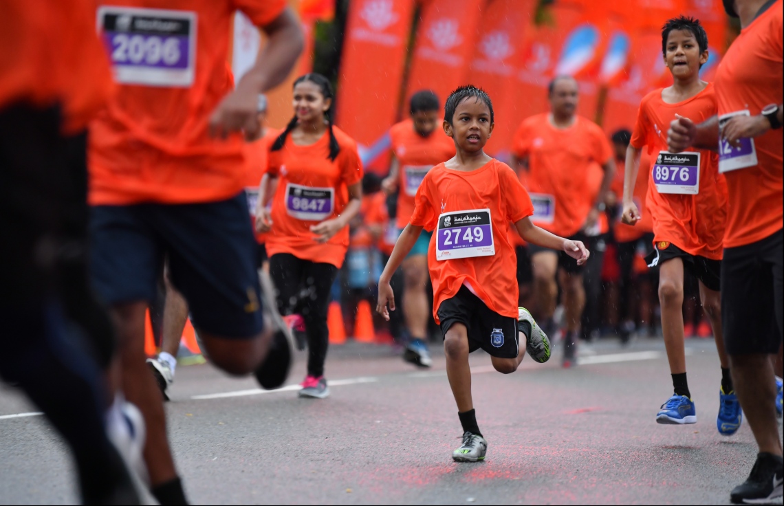 ހުޅުމާލެ: ސެޕްޓެމްބަރު 20، 2019: ރާއްޖޭގައި ބާއްވާ ދުވުމުގެ އެންމެ ބޮޑު ރޭސް ކަމަށްވާ، ދިރާގު މޯލްޑިވްސް ރޯޑް ރޭސްގެ މިއަހަރުގެ 5 ކިލޯމީޓަރު ދުވުމުގެ ތެރެއިން.---ފޮޓޯ: ހުސައިން ވަހީދު/މިހާރު