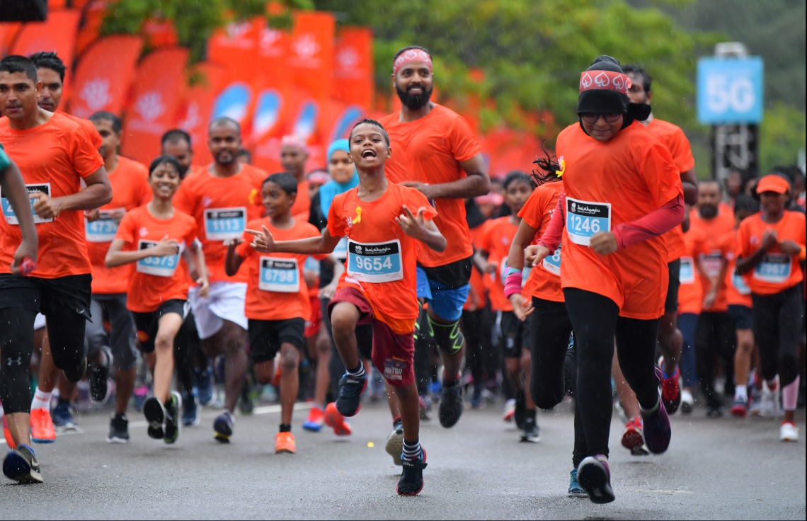 ހުޅުމާލެ: ސެޕްޓެމްބަރު 20، 2019: ރާއްޖޭގައި ބާއްވާ ދުވުމުގެ އެންމެ ބޮޑު ރޭސް ކަމަށްވާ، ދިރާގު މޯލްޑިވްސް ރޯޑް ރޭސްގެ މިއަހަރުގެ 5 ކިލޯމީޓަރު ދުވުމުގެ ތެރެއިން.---ފޮޓޯ: ހުސައިން ވަހީދު/މިހާރު