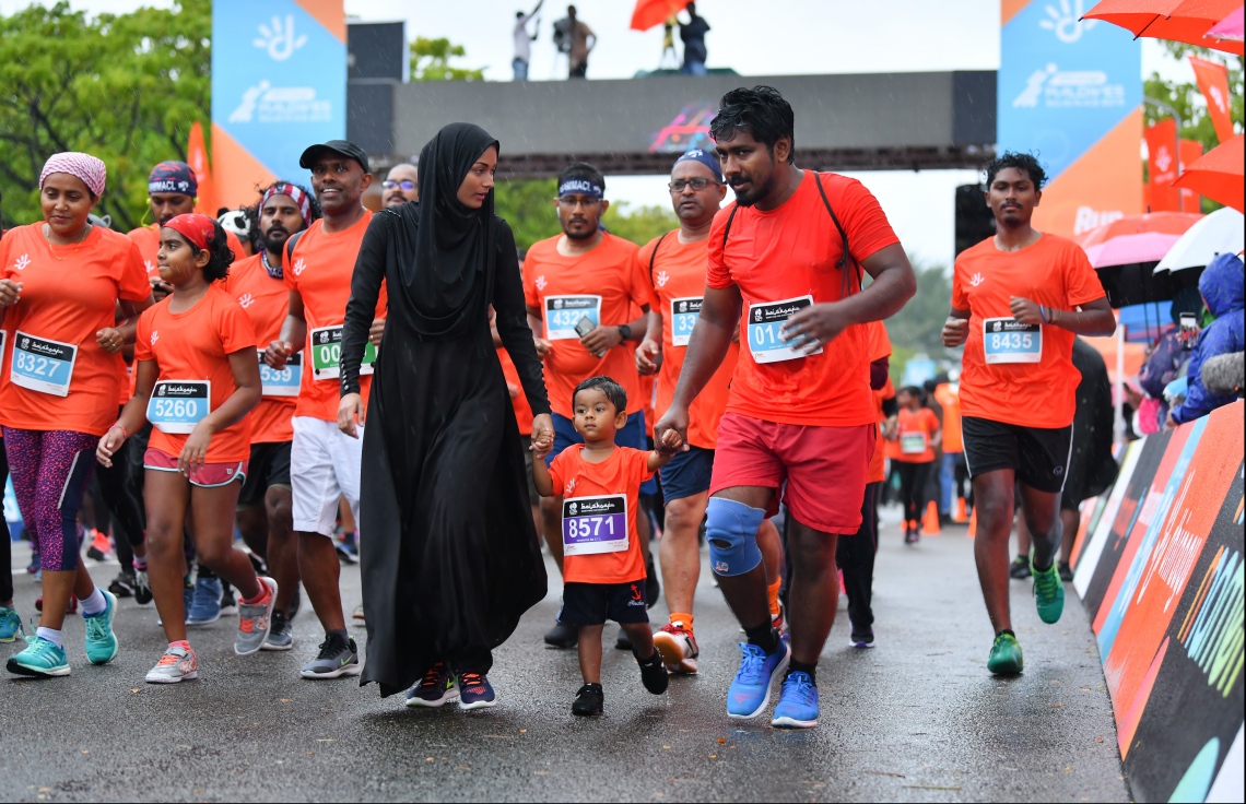 ހުޅުމާލެ: ސެޕްޓެމްބަރު 20، 2019: ރާއްޖޭގައި ބާއްވާ ދުވުމުގެ އެންމެ ބޮޑު ރޭސް ކަމަށްވާ، ދިރާގު މޯލްޑިވްސް ރޯޑް ރޭސްގެ މިއަހަރުގެ 5 ކިލޯމީޓަރު ދުވުމުގެ ތެރެއިން.---ފޮޓޯ: ހުސައިން ވަހީދު/މިހާރު