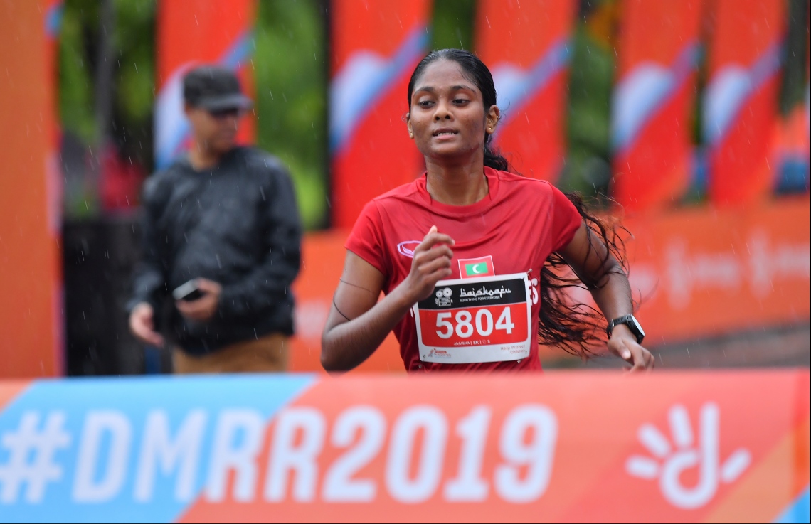 ހުޅުމާލެ: ސެޕްޓެމްބަރު 20، 2019: ރާއްޖޭގައި ބާއްވާ ދުވުމުގެ އެންމެ ބޮޑު ރޭސް ކަމަށްވާ، ދިރާގު މޯލްޑިވްސް ރޯޑް ރޭސްގެ މިއަހަރުގެ 5 ކިލޯމީޓަރު ދުވުމުގެ ތެރެއިން.---ފޮޓޯ: ހުސައިން ވަހީދު/މިހާރު