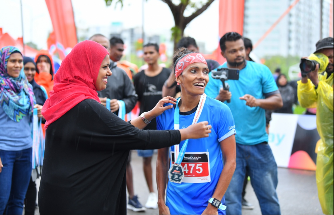 ހުޅުމާލެ: ސެޕްޓެމްބަރު 20، 2019: ރާއްޖޭގައި ބާއްވާ ދުވުމުގެ އެންމެ ބޮޑު ރޭސް ކަމަށްވާ، ދިރާގު މޯލްޑިވްސް ރޯޑް ރޭސްގެ މިއަހަރުގެ 5 ކިލޯމީޓަރު ދުވުމުގެ ތެރެއިން.---ފޮޓޯ: ހުސައިން ވަހީދު/މިހާރު