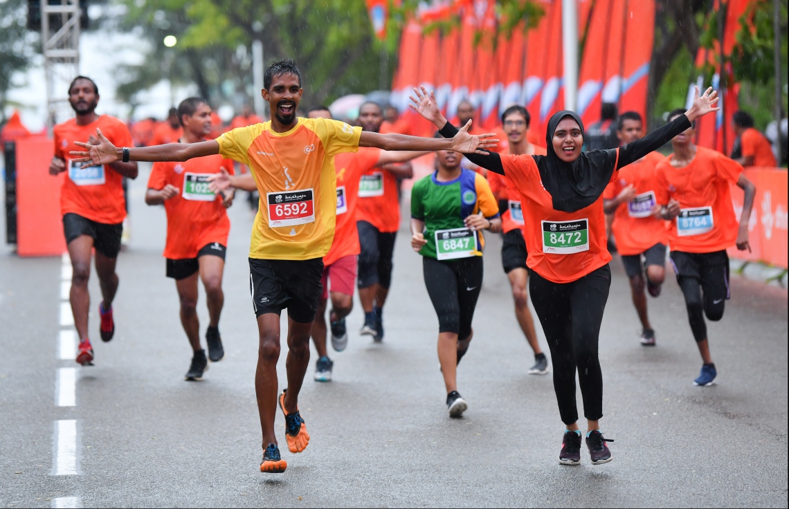 ހުޅުމާލެ: ސެޕްޓެމްބަރު 20، 2019: ރާއްޖޭގައި ބާއްވާ ދުވުމުގެ އެންމެ ބޮޑު ރޭސް ކަމަށްވާ، ދިރާގު މޯލްޑިވްސް ރޯޑް ރޭސްގެ މިއަހަރުގެ 5 ކިލޯމީޓަރު ދުވުމުގެ ތެރެއިން.---ފޮޓޯ: ހުސައިން ވަހީދު/މިހާރު