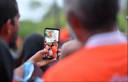 A Dhiraagu customer snaps a happy selfie at the 2019 Dhiraagu Maldives Road Race 5K Event. PHOTO: MIHAARU 