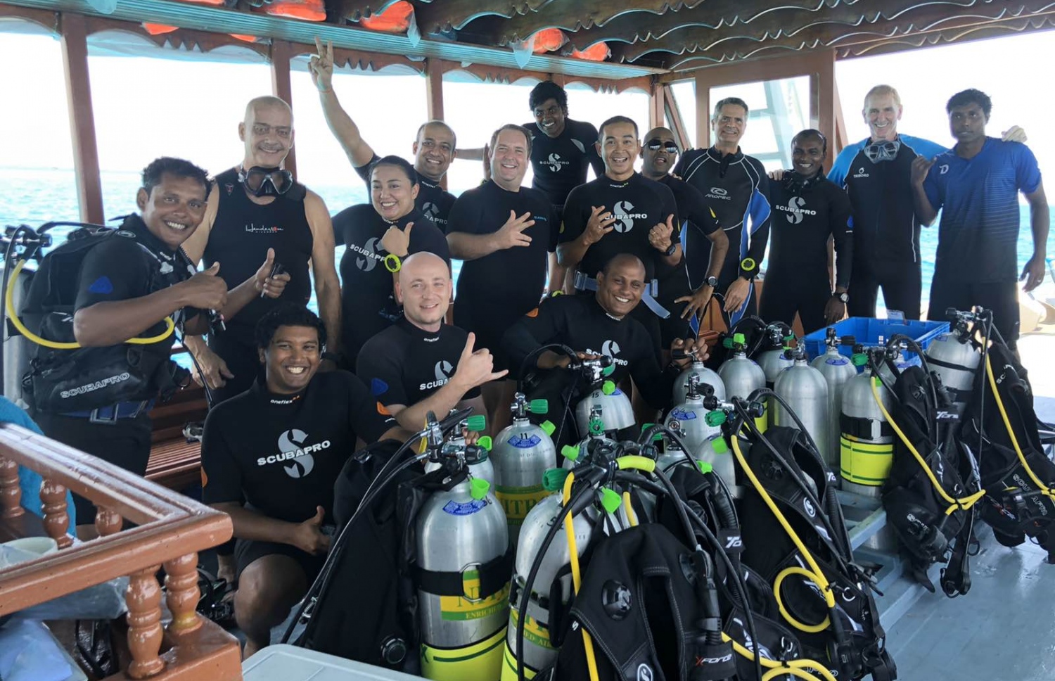 އާ ޖީއެމް އަށް މަގާމު ހަވާލުކުރުމަށް މޫދު އަޑީގައި ބޭއްވި ރަސްމިއްޔާތުގައި ބައިވެރިވި ދުސިތު ތާނީ މޯލްޑިވްސްގެ މެނޭޖްމަންޓް ޓީމް-- ފޮޓޯ:މުއްދޫ ރިސޯޓް