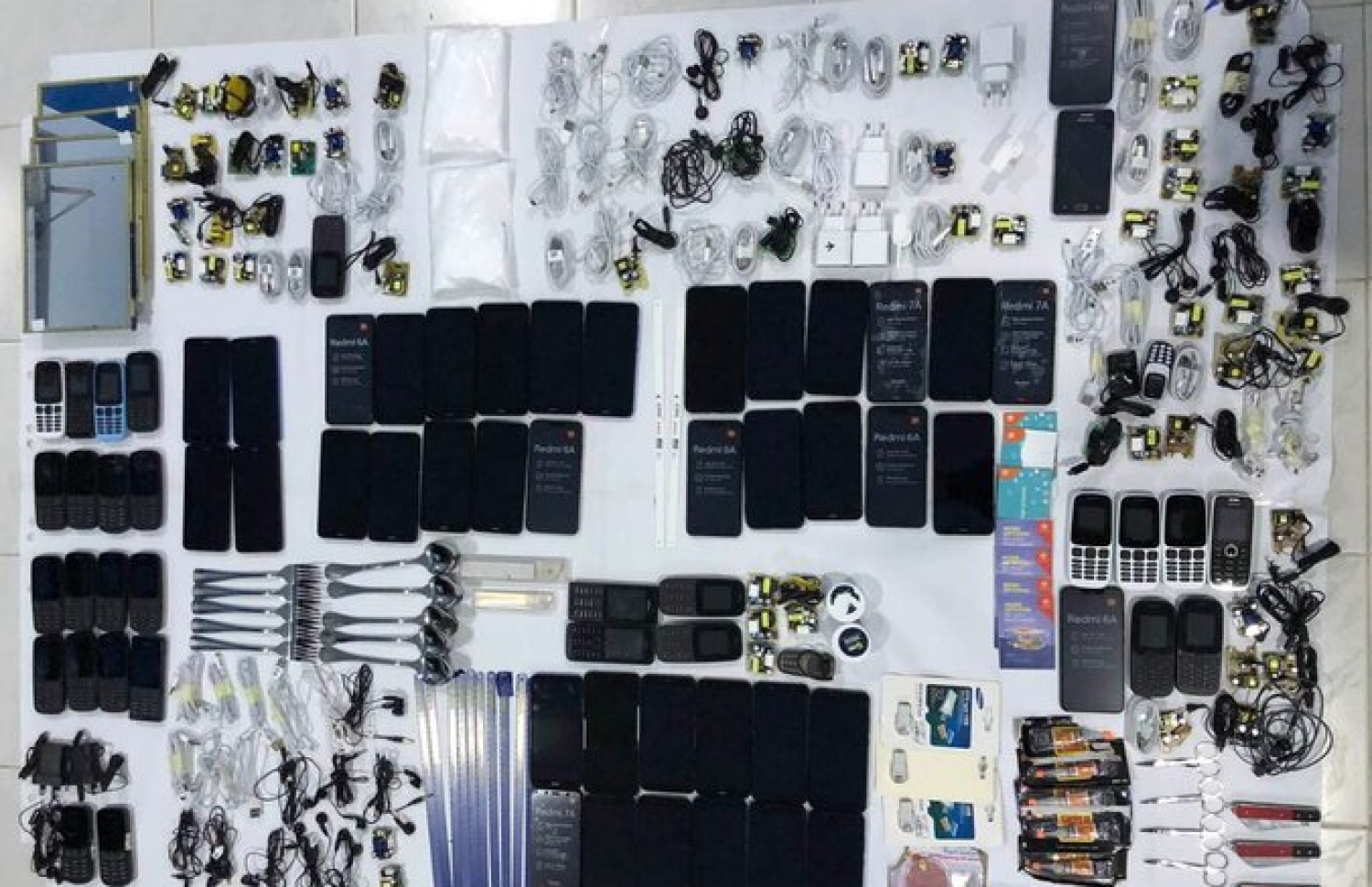 މާފުށީ ޖަލަށް ވައްދަން އުޅުނު ފޯނާއި ބައެއް ތަކެތި ފުލުހުންގެ ބެލުމުގެ ދަށުގައި-- ފޮޓޯ: ފުލުހުން