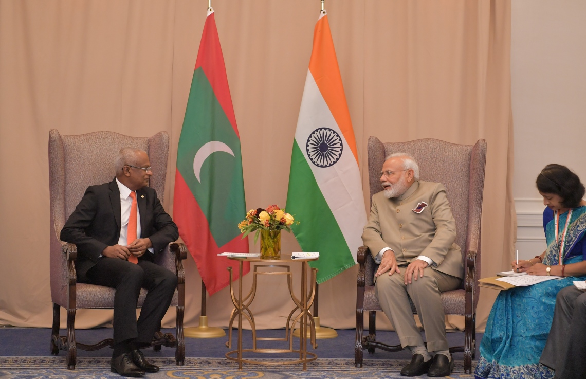 އެމެރިކާ: ސެޕްޓެމްބަރު 24، 2019: އ.ދ ގެ 74 ވަނަ އާންމު މަޖިލީހުގެ ހަވާސާގައި އިންޑިއާގެ ބޮޑުވަޒީރު ނަރެންދްރަ މޯދީ އާ ރައީސް އިބްރާހިމް މުހައްމަދު ސޯލިހު ބައްދަލު ކުރައްވަނީ.-- ފޮޓޯ: ރައީސް އޮފީސް