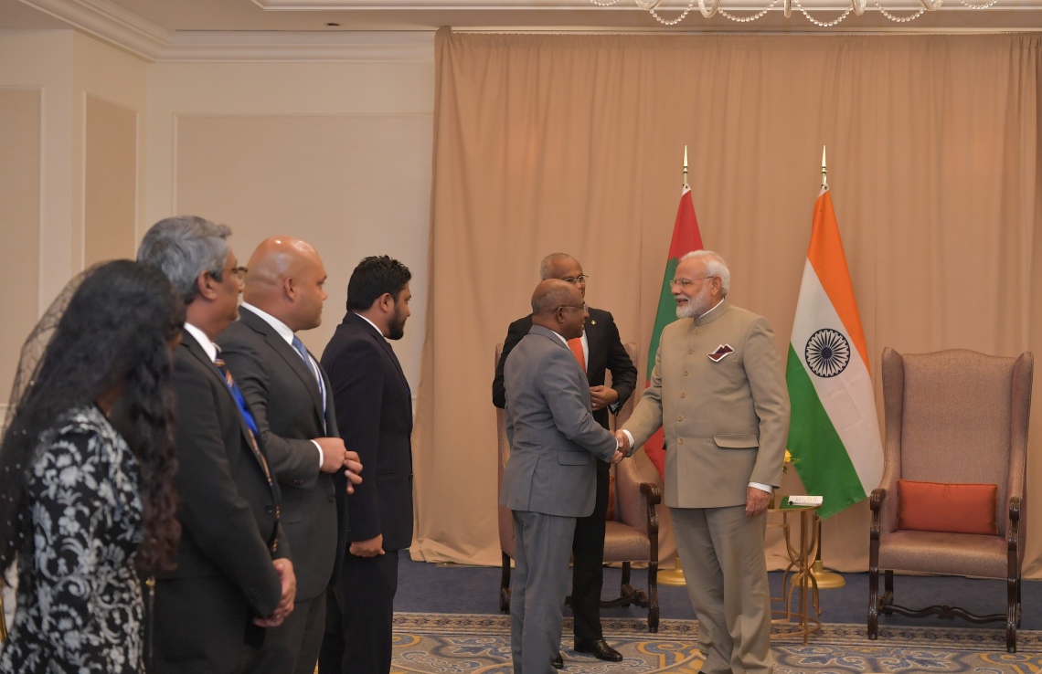 އެމެރިކާ: ސެޕްޓެމްބަރު 24، 2019: އ.ދ ގެ 74 ވަނަ އާންމު މަޖިލީހުގެ ހަވާސާގައި އިންޑިއާގެ ބޮޑުވަޒީރު ނަރެންދްރަ މޯދީ އާ ފޮރިން މިނިސްޓަރު އަބްދުﷲ ޝާހިދު ބައްދަލު ކުރައްވަނީ.-- ފޮޓޯ: ރައީސް އޮފީސް