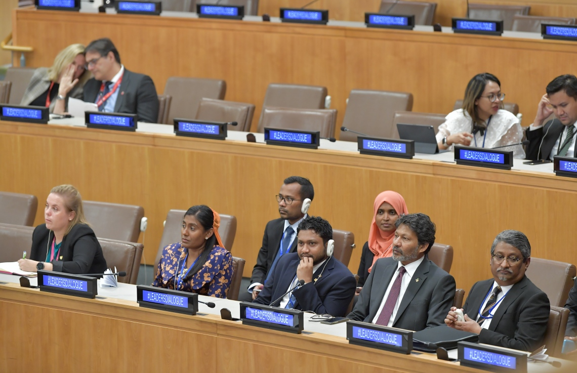 އެމެރިކާ: ސެޕްޓެމްބަރު 24، 2019: އ.ދ ގެ 74 ވަނަ އާންމު މަޖިލީހުގެ ހަވާސާގައި "ސްޓްރެޓީޖިކް ރެސްޕޮންސެސް ޓު ޓެރަރިސްޓް އެންޑް ވަޔަލެންޓް އެކްސްޓްރީމިޒަމް ލީޑާޒް ޑައިލޮގް" އާ ބެހޭ ގޮތުން ބޭއްވި ބައްދަލުވުމެއްގައި ރާއްޖޭގެ ބައެއް އިސްވެރިން ބައިވެރިވެ ވަޑައިގަންނަވަނީ.-- ފޮޓޯ: ރައީސް އޮފީސް