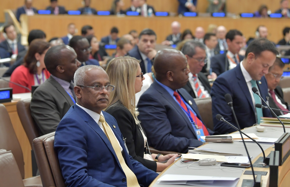 އެމެރިކާ: ސެޕްޓެމްބަރު 24، 2019: އ.ދ ގެ 74 ވަނަ އާންމު މަޖިލީހުގެ ހަވާސާގައި "ސްޓްރެޓީޖިކް ރެސްޕޮންސެސް ޓު ޓެރަރިސްޓް އެންޑް ވަޔަލެންޓް އެކްސްޓްރީމިޒަމް ލީޑާޒް ޑައިލޮގް" އާ ބެހޭ ގޮތުން ބޭއްވި ބައްދަލުވުމެއްގައި ރައީސް އިބްރާހިމް މުހައްމަދު ސޯލިހު ބައިވެރިވެ ވަޑައިގަންނަވަނީ.-- ފޮޓޯ: ރައީސް އޮފީސް