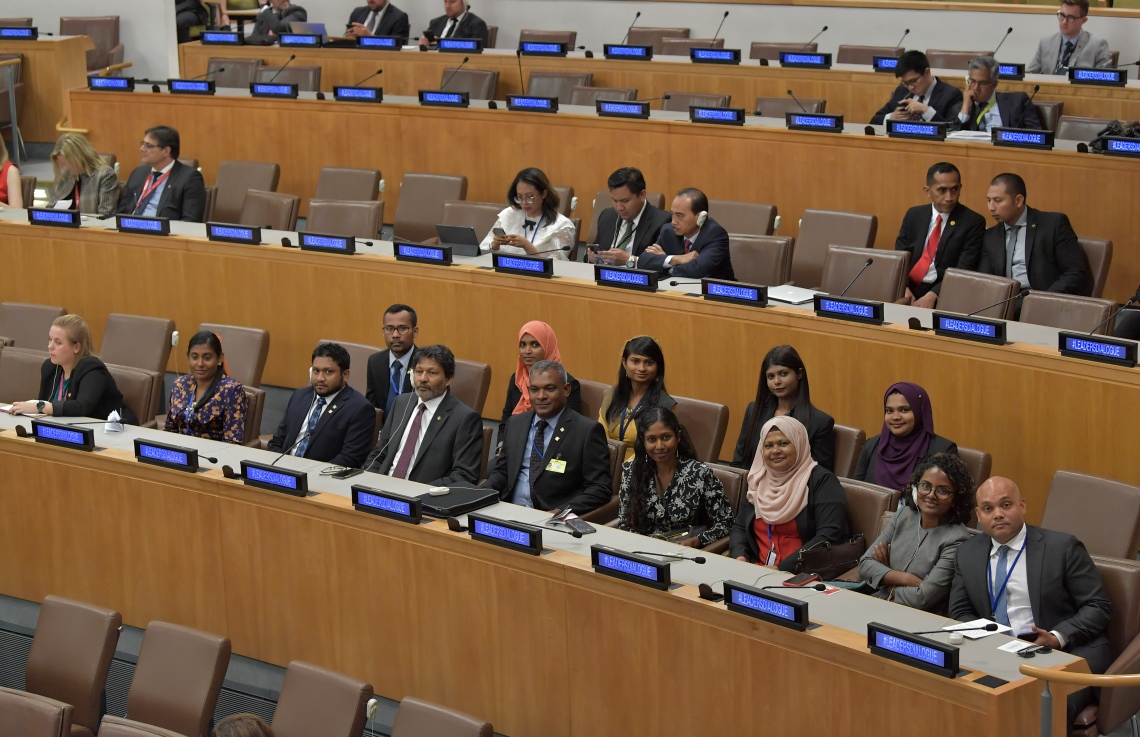 އެމެރިކާ: ސެޕްޓެމްބަރު 24، 2019: އ.ދ ގެ 74 ވަނަ އާންމު މަޖިލީހުގެ ހަވާސާގައި "ސްޓްރެޓީޖިކް ރެސްޕޮންސެސް ޓު ޓެރަރިސްޓް އެންޑް ވަޔަލެންޓް އެކްސްޓްރީމިޒަމް ލީޑާޒް ޑައިލޮގް" އާ ބެހޭ ގޮތުން ބޭއްވި ބައްދަލުވުމެއްގައި ރައީސް އިބްރާހިމް މުހައްމަދު ސޯލިހު ބައިވެރިވެ ވަޑައިގަންނަވަނީ.-- ފޮޓޯ: ރައީސް އޮފީސް