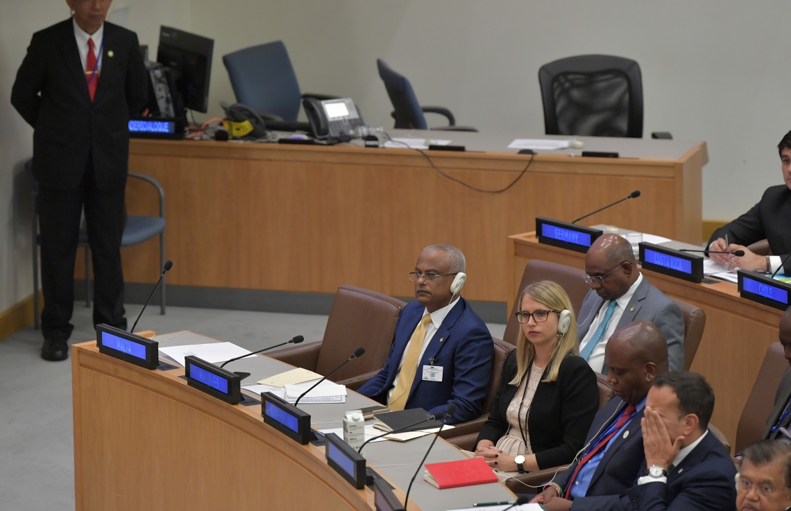 އެމެރިކާ: ސެޕްޓެމްބަރު 24، 2019: އ.ދ ގެ 74 ވަނަ އާންމު މަޖިލީހުގެ ހަވާސާގައި "ސްޓްރެޓީޖިކް ރެސްޕޮންސެސް ޓު ޓެރަރިސްޓް އެންޑް ވަޔަލެންޓް އެކްސްޓްރީމިޒަމް ލީޑާޒް ޑައިލޮގް" އާ ބެހޭ ގޮތުން ބޭއްވި ބައްދަލުވުމެއްގައި ރައީސް އިބްރާހިމް މުހައްމަދު ސޯލިހު ބައިވެރިވެ ވަޑައިގަންނަވަނީ.-- ފޮޓޯ: ރައީސް އޮފީސް