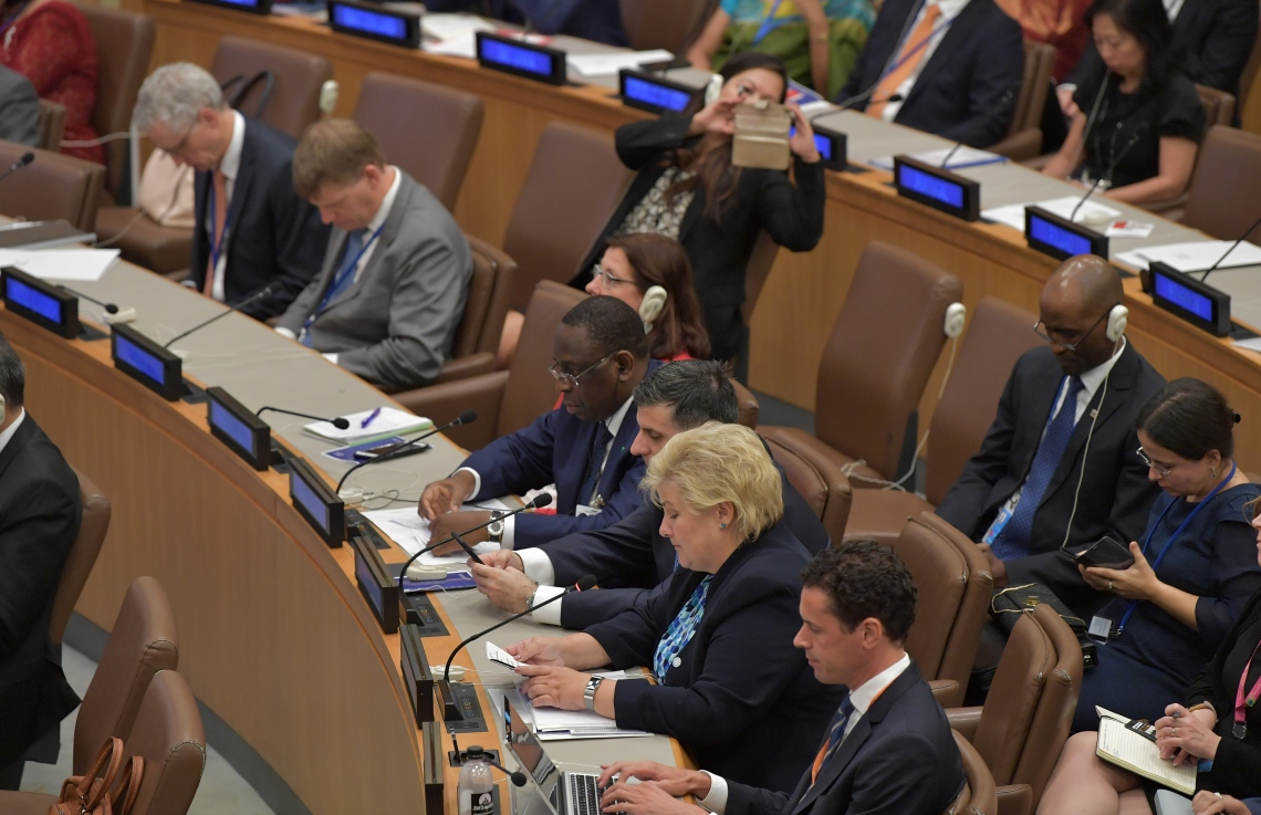 އެމެރިކާ: ސެޕްޓެމްބަރު 24، 2019: އ.ދ ގެ 74 ވަނަ އާންމު މަޖިލީހުގެ ހަވާސާގައި "ސްޓްރެޓީޖިކް ރެސްޕޮންސެސް ޓު ޓެރަރިސްޓް އެންޑް ވަޔަލެންޓް އެކްސްޓްރީމިޒަމް ލީޑާޒް ޑައިލޮގް" އާ ބެހޭ ގޮތުން ބޭއްވި ބައްދަލުވުމެއްގައި އެކި ގައުމުތަކުގެ އިސްވެރިން ބައިވެރިވެ ވަޑައިގަންނަވަނީ.-- ފޮޓޯ: ރައީސް އޮފީސް