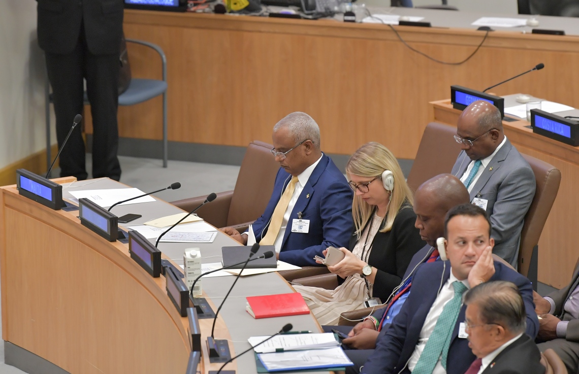 އެމެރިކާ: ސެޕްޓެމްބަރު 24، 2019: އ.ދ ގެ 74 ވަނަ އާންމު މަޖިލީހުގެ ހަވާސާގައި "ސްޓްރެޓީޖިކް ރެސްޕޮންސެސް ޓު ޓެރަރިސްޓް އެންޑް ވަޔަލެންޓް އެކްސްޓްރީމިޒަމް ލީޑާޒް ޑައިލޮގް" އާ ބެހޭ ގޮތުން ބޭއްވި ބައްދަލުވުމެއްގައި ރައީސް އިބްރާހިމް މުހައްމަދު ސޯލިހު ބައިވެރިވެ ވަޑައިގަންނަވަނީ.-- ފޮޓޯ: ރައީސް އޮފީސް