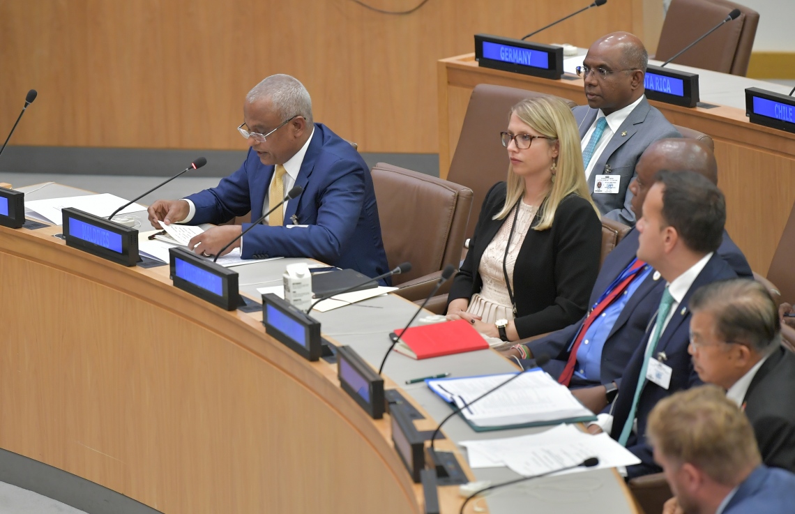 އެމެރިކާ: ސެޕްޓެމްބަރު 24، 2019: އ.ދ ގެ 74 ވަނަ އާންމު މަޖިލީހުގެ ހަވާސާގައި "ސްޓްރެޓީޖިކް ރެސްޕޮންސެސް ޓު ޓެރަރިސްޓް އެންޑް ވަޔަލެންޓް އެކްސްޓްރީމިޒަމް ލީޑާޒް ޑައިލޮގް" އާ ބެހޭ ގޮތުން ބޭއްވި ބައްދަލުވުމެއްގައި ރައީސް އިބްރާހިމް މުހައްމަދު ސޯލިހު ބައިވެރިވެ ވަޑައިގަންނަވަނީ.-- ފޮޓޯ: ރައީސް އޮފީސް