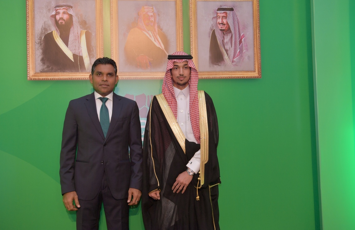 ކުރުނބާ މޯލްޑިވްސް: ސެޕްޓެމްބަރު 23، 2019: ސައުދީ އަރަބިއްޔާގެ 89 ވަނަ ގައުމީ ދުވަސް ފާހަގަކުރުމަށް ކުރުނބާ މޯލްޑިވްސްގައި ބޭއްވި ހަފުލާގައި ނައިބު ރައީސް ފައިސަލް ނަސީމް ބައިވެރިވެ ވަޑައިގަންނަވަނީ.-- ފޮޓޯ: ރައީސް އޮފީސް