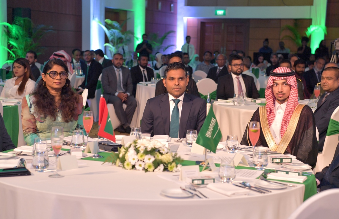 ކުރުނބާ މޯލްޑިވްސް: ސެޕްޓެމްބަރު 23، 2019: ސައުދީ އަރަބިއްޔާގެ 89 ވަނަ ގައުމީ ދުވަސް ފާހަގަކުރުމަށް ކުރުނބާ މޯލްޑިވްސްގައި ބޭއްވި ހަފުލާގައި ނައިބު ރައީސް ފައިސަލް ނަސީމް ބައިވެރިވެ ވަޑައިގަންނަވަނީ.-- ފޮޓޯ: ރައީސް އޮފީސް