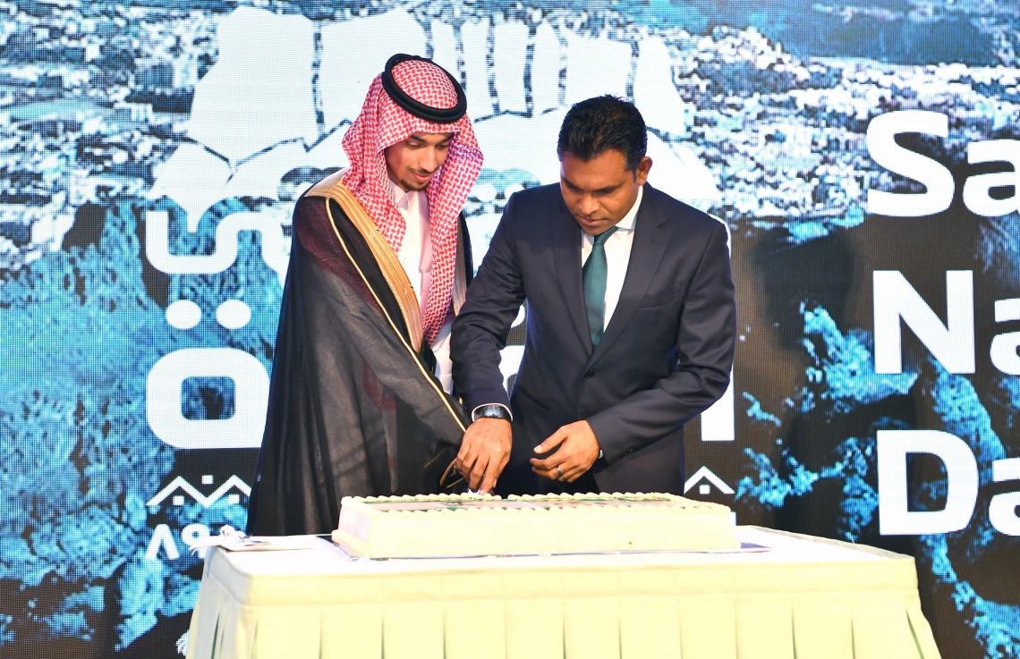 ކުރުނބާ މޯލްޑިވްސް: ސެޕްޓެމްބަރު 23، 2019: ސައުދީ އަރަބިއްޔާގެ 89 ވަނަ ގައުމީ ދުވަސް ފާހަގަކުރުމަށް ކުރުނބާ މޯލްޑިވްސްގައި ބޭއްވި ހަފުލާގައި ނައިބު ރައީސް ފައިސަލް ނަސީމް ކޭކް ފަޅުއްވަނީ.-- ފޮޓޯ: ރައީސް އޮފީސް