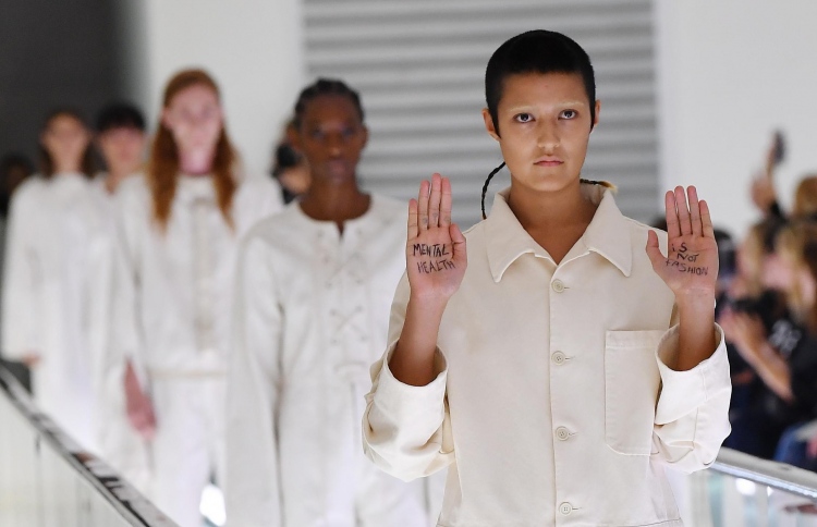 ބަލި މީހުންގެ ޔުނިފޯމެއް ފެޝަނަކަށް ހެދުމުން ފާޑުކިޔުން