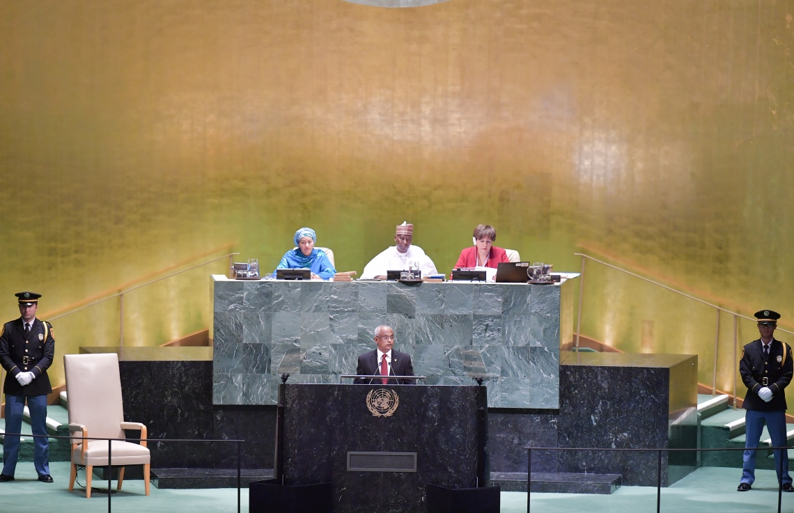 އެމެރިކާ، ނިއުޔޯކު: ސެޕްޓެމްބަރު 24، 2019: އދ.ގެ އާއްމު މަޖިލީހުގެ 74 ވަނަ ޖަލްސާގައި ރައީސް އިބްރާހިމް މުހައްމަދު ސޯލިހު ތަގުރީރު ކުރައްވަނީ.-- ފޮޓޯ: ރައީސް އޮފީސް