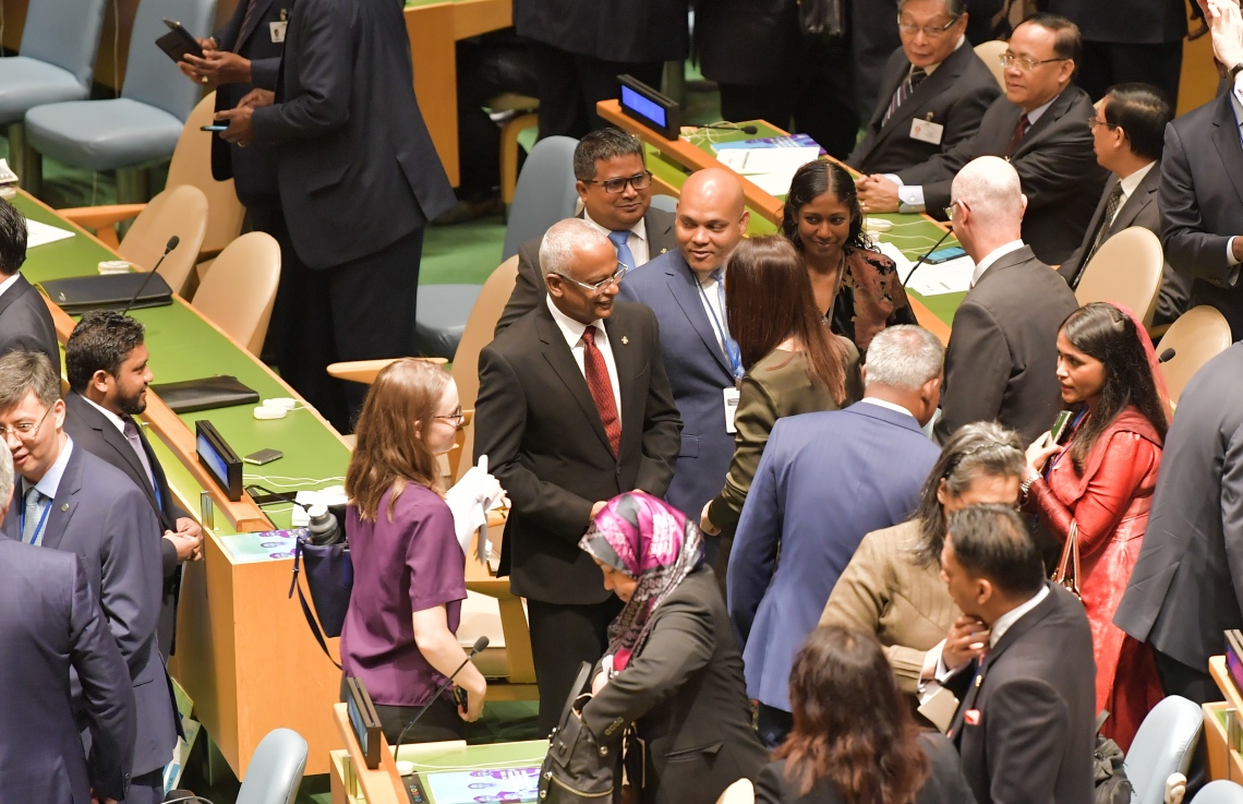 އެމެރިކާ، ނިއުޔޯކު: ސެޕްޓެމްބަރު 24، 2019: އދ.ގެ އާއްމު މަޖިލީހުގެ 74 ވަނަ ޖަލްސާގައި ރައީސް އިބްރާހިމް މުހައްމަދު ސޯލިހު ބައިވެރިވެ ވަޑައިގަންނަވަނީ-- ފޮޓޯ: ރައީސް އޮފީސް