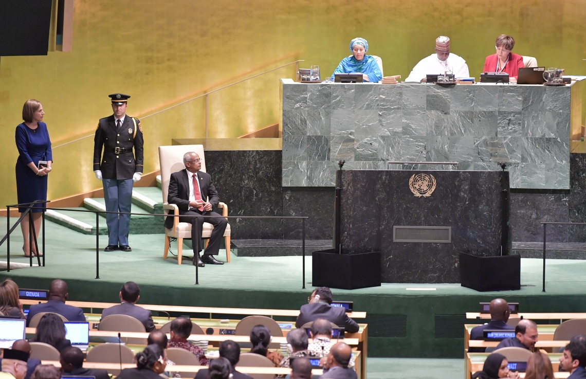 އެމެރިކާ، ނިއުޔޯކު: ސެޕްޓެމްބަރު 24، 2019: އދ.ގެ އާއްމު މަޖިލީހުގެ 74 ވަނަ ޖަލްސާގައި ރައީސް އިބްރާހިމް މުހައްމަދު ސޯލިހު ބައިވެރިވެ ވަޑައިގަންނަވަނީ.-- ފޮޓޯ: ރައީސް އޮފީސް