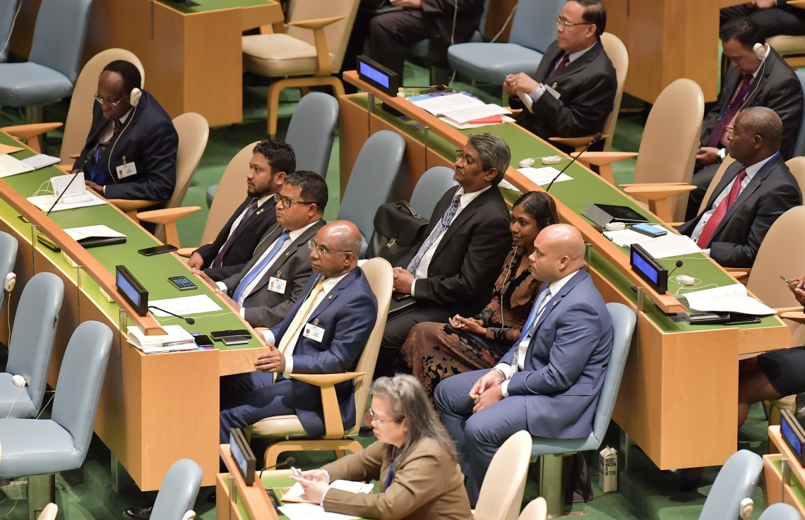 އެމެރިކާ، ނިއުޔޯކު: ސެޕްޓެމްބަރު 24، 2019: އދ.ގެ އާއްމު މަޖިލީހުގެ 74 ވަނަ ޖަލްސާގައި ރައީސް އިބްރާހިމް މުހައްމަދު ސޯލިހު ތަގުރީރު ކުރައްވަމުންދާއިރު، ބައެއް ވަޒީރުން އެ ޖަލްސާގައި ބައިވެރިވެ ވަޑައިގަންނަވަނީ.-- ފޮޓޯ: ރައީސް އޮފީސް