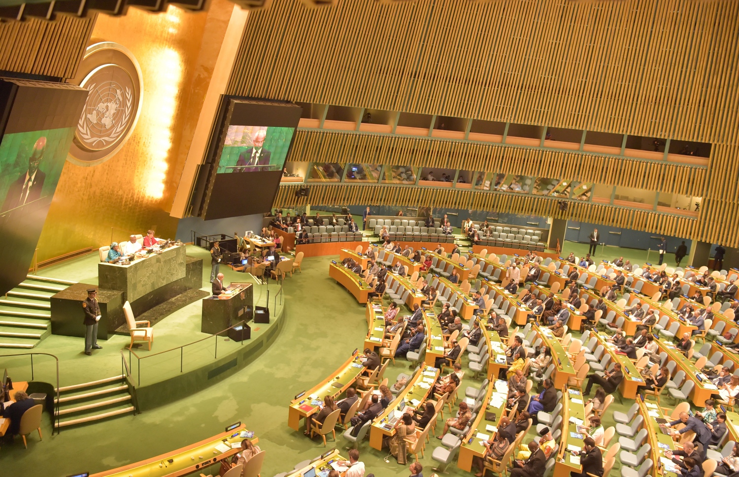 އާއްމު މަޖިލީހުގެ 74 ވަނަ ޖަލްސާގައި ރައީސް އިބްރާހިމް މުހައްމަދު ސޯލިހު ތަގުރީރު ކުރައްވަނީ.-- ފޮޓޯ: ރައީސް އޮފީސް