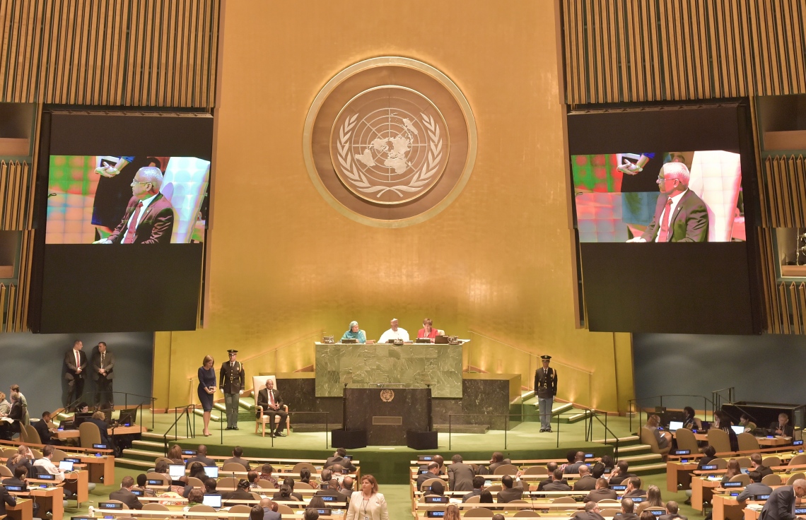 އެމެރިކާ، ނިއުޔޯކު: ސެޕްޓެމްބަރު 24، 2019: އދ.ގެ އާއްމު މަޖިލީހުގެ 74 ވަނަ ޖަލްސާގައި ރައީސް އިބްރާހިމް މުހައްމަދު ސޯލިހު ތަގުރީރު ކުރައްވަނީ.-- ފޮޓޯ: ރައީސް އޮފީސް