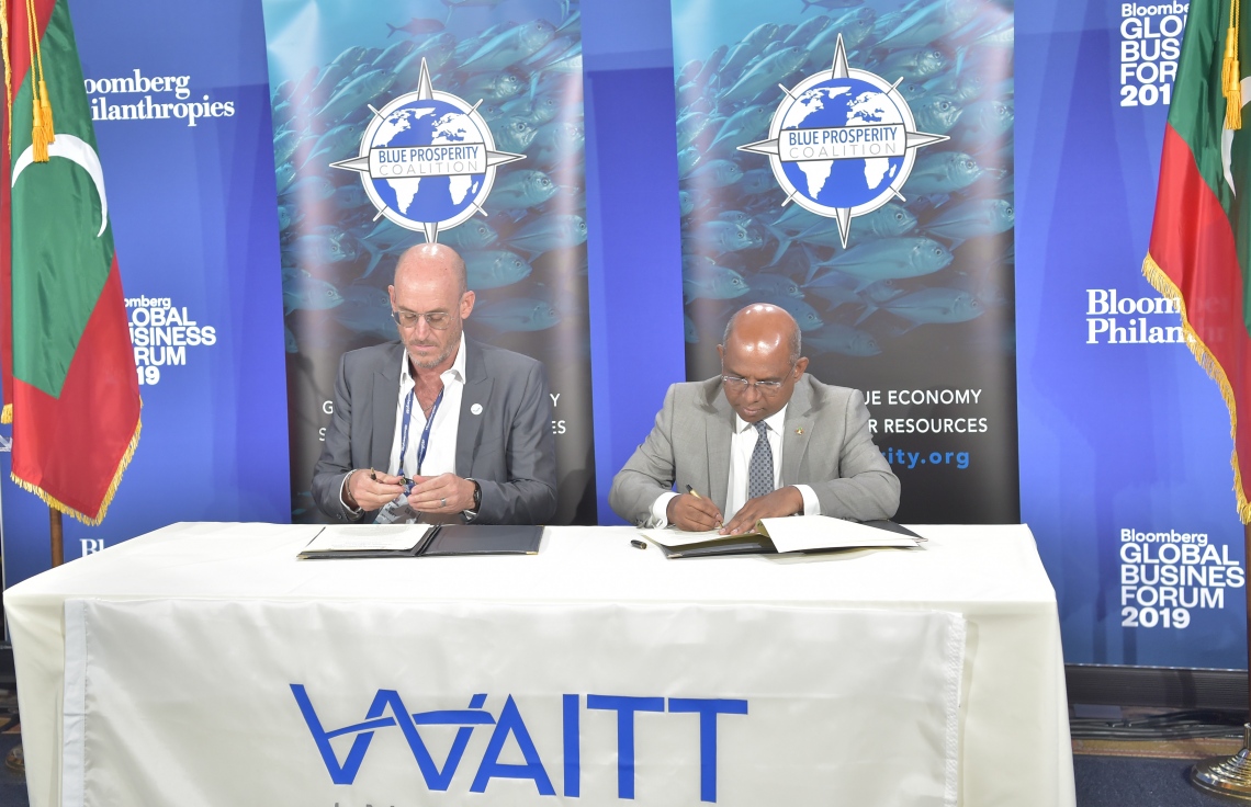 އެމެރިކާ، ނިއުޔޯކު: ސެޕްޓެމްބަރު 26، 2019: ރާއްޖެއާ ބްލޫ ޕްރޮސްޕެރިޓީ ކޯލިޝަނާއި ދެމެދު ވެވޭ އެއްބަސްވުމުގައި ފޮރިން މިނިސްޓަރު އަބްދުﷲ ޝާހިދު ސޮއިކުރައްވަނީ.-- ފޮޓޯ: ރައީސް އޮފީސް