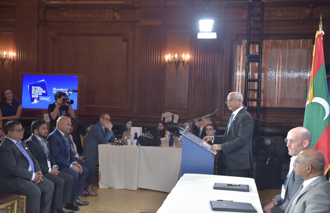 އެމެރިކާ، ނިއުޔޯކު: ސެޕްޓެމްބަރު 26، 2019: ރާއްޖެއާ ބްލޫ ޕްރޮސްޕެރިޓީ ކޯލިޝަނާއި ދެމެދު ވެވޭ އެއްބަސްވުމުގައި ސޮއިކުރުމުގެ ރަސްމިއްޔާތުގައި ރައީސް އިބްރާހިމް މުހައްމަދު ސޯލިހު ވާހަކަ ދައްކަވަނީ.-- ފޮޓޯ: ރައީސް އޮފީސް