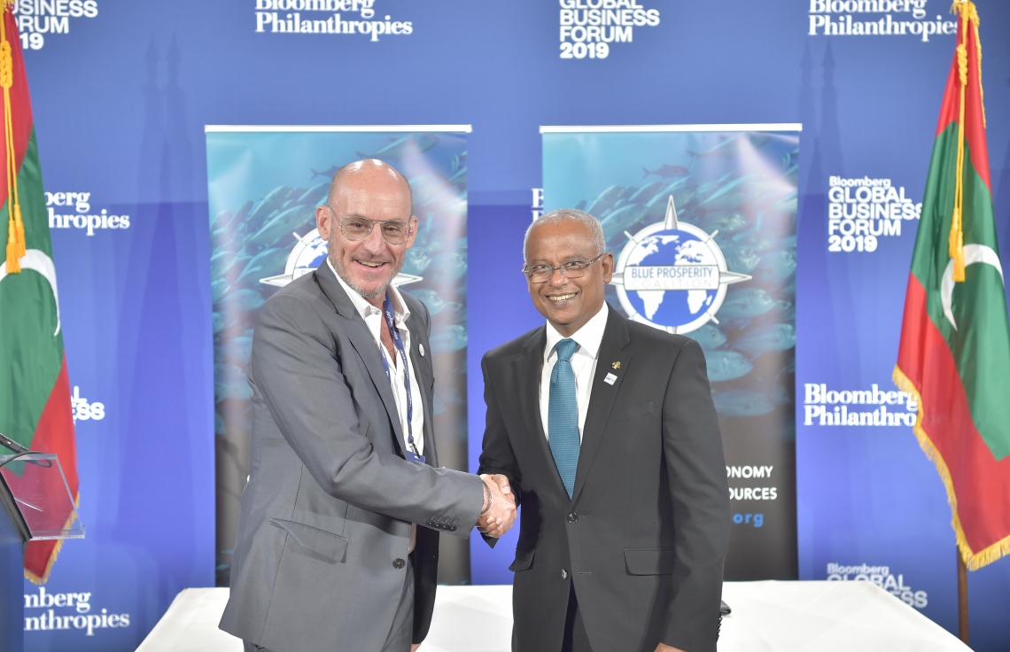 އެމެރިކާ، ނިއުޔޯކު: ސެޕްޓެމްބަރު 26، 2019: ރާއްޖެއާ ބްލޫ ޕްރޮސްޕެރިޓީ ކޯލިޝަނާއި ދެމެދު ވެވޭ އެއްބަސްވުމުގައި ސޮއިކުރުމުގެ ރަސްމިއްޔާތުގައި ރައީސް އިބްރާހިމް މުހައްމަދު ސޯލިހު ބައިވެރިވެ ވަޑައިގަންނަވަނީ.-- ފޮޓޯ: ރައީސް އޮފީސް