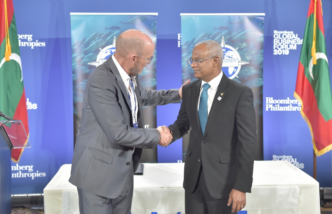 އެމެރިކާ، ނިއުޔޯކު: ސެޕްޓެމްބަރު 26، 2019: ރާއްޖެއާ ބްލޫ ޕްރޮސްޕެރިޓީ ކޯލިޝަނާއި ދެމެދު ވެވޭ އެއްބަސްވުމުގައި ސޮއިކުރުމުގެ ރަސްމިއްޔާތުގައި ރައީސް އިބްރާހިމް މުހައްމަދު ސޯލިހު ބައިވެރިވެ ވަޑައިގަންނަވަނީ.-- ފޮޓޯ: ރައީސް އޮފީސް